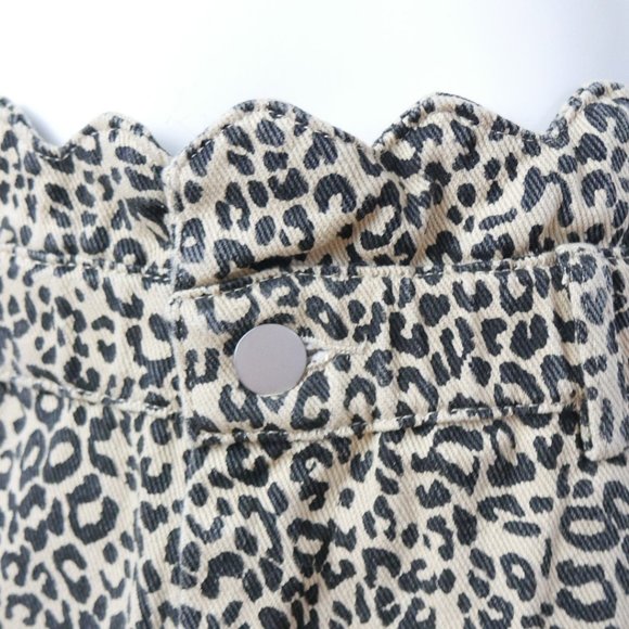 NWT Gilli Leopard Print Scalloped Bottom Paperbag Waist Shorts Medium - Picture 9 of 12